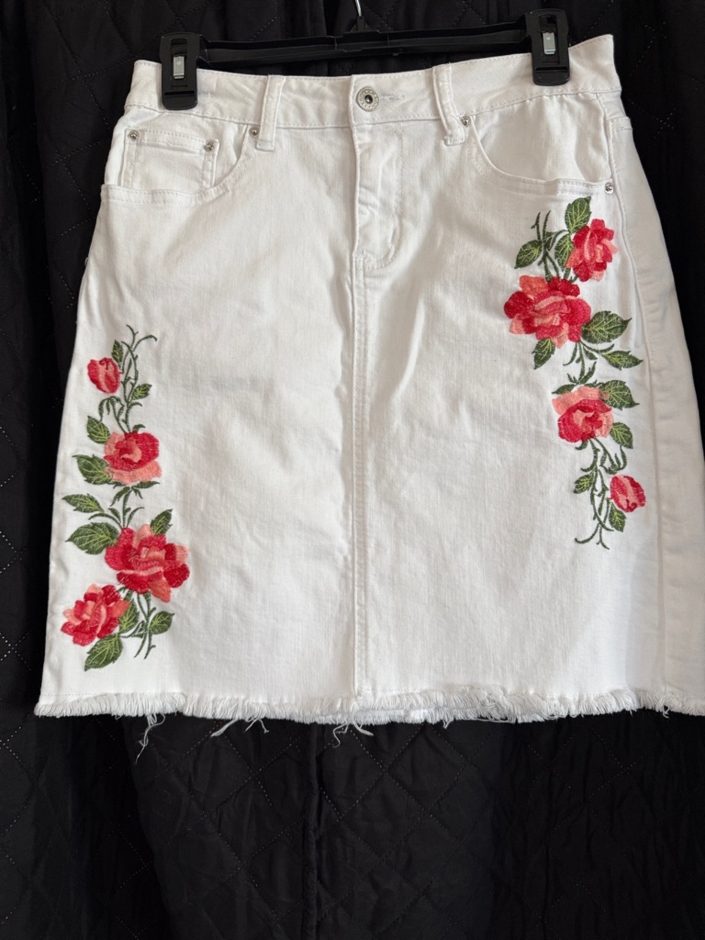 Earl Jean White Denim Mini Skirt Rose Embroidery Raw Hem Size 6 Boho